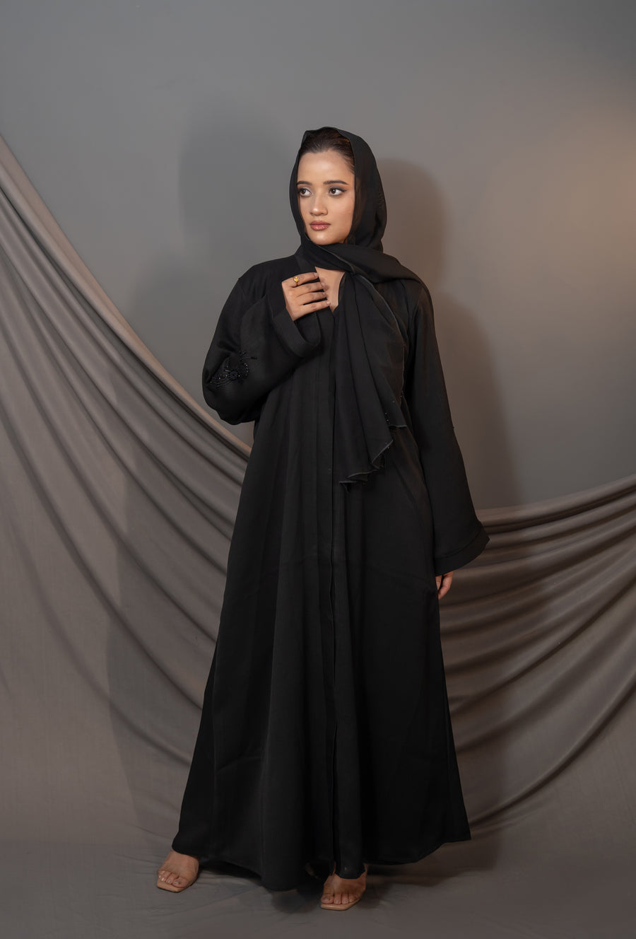 Étoile Noir Abaya – Embroidered Sleeve Detail