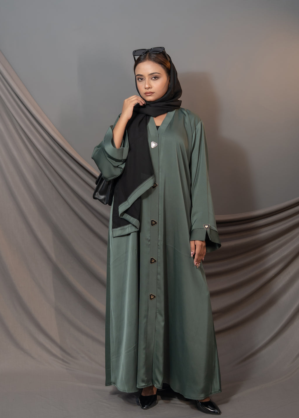 Verde Élan Abaya – Contrast Panel & Statement Button Detail