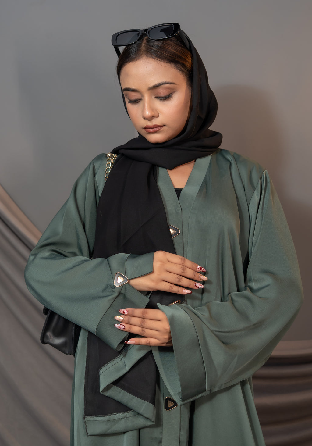 Verde Élan Abaya – Contrast Panel & Statement Button Detail