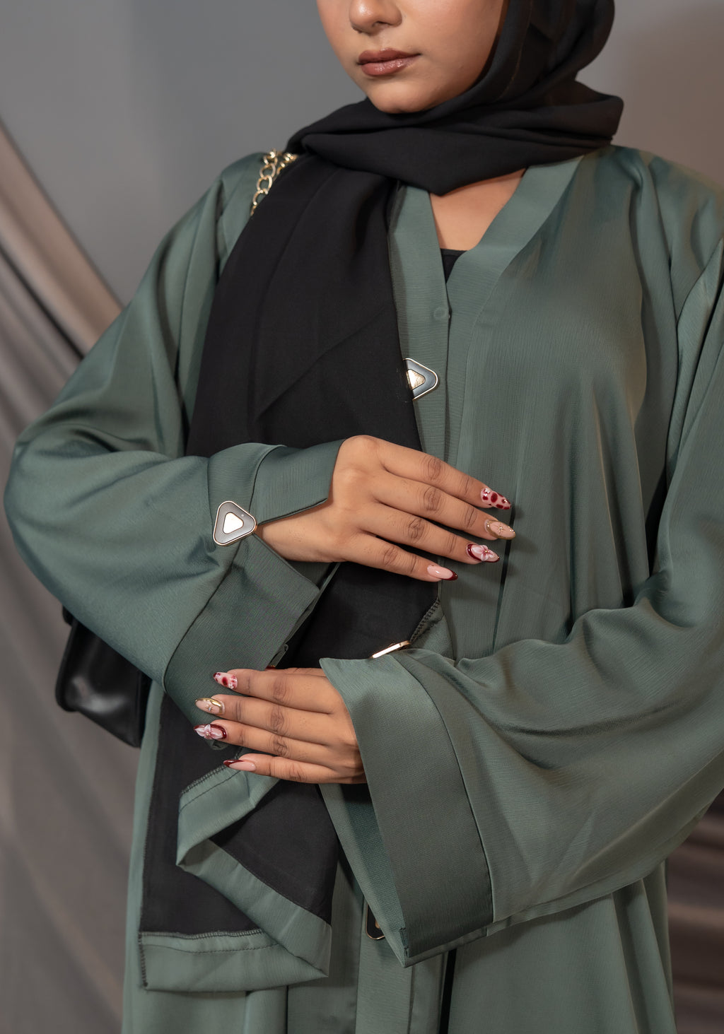 Verde Élan Abaya – Contrast Panel & Statement Button Detail