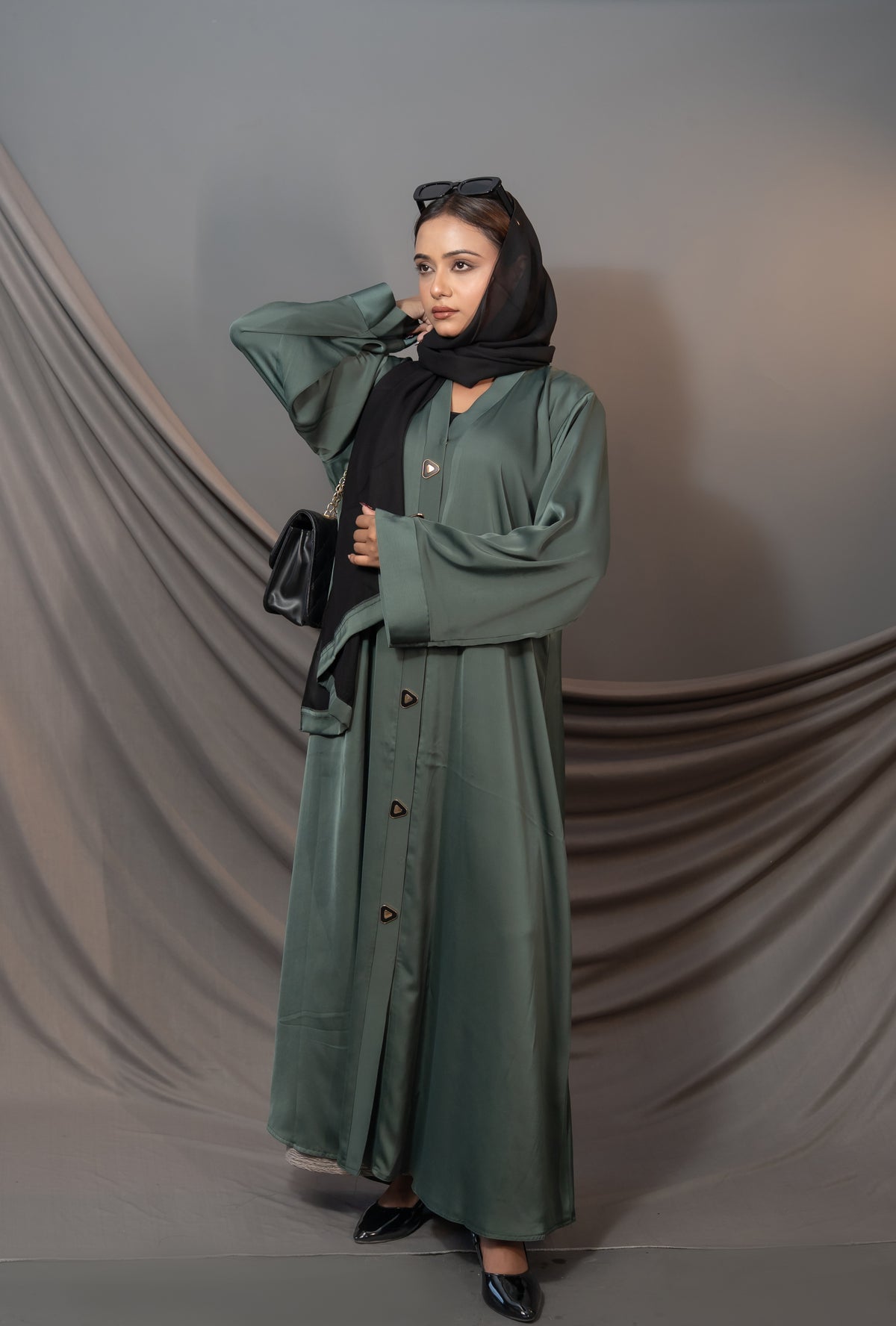 Verde Élan Abaya – Contrast Panel & Statement Button Detail