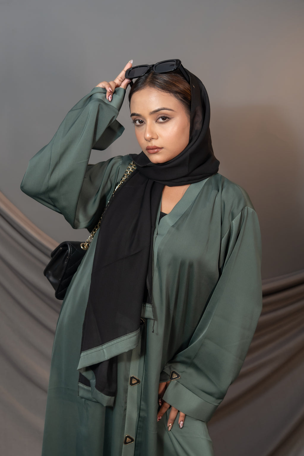 Verde Élan Abaya – Contrast Panel & Statement Button Detail