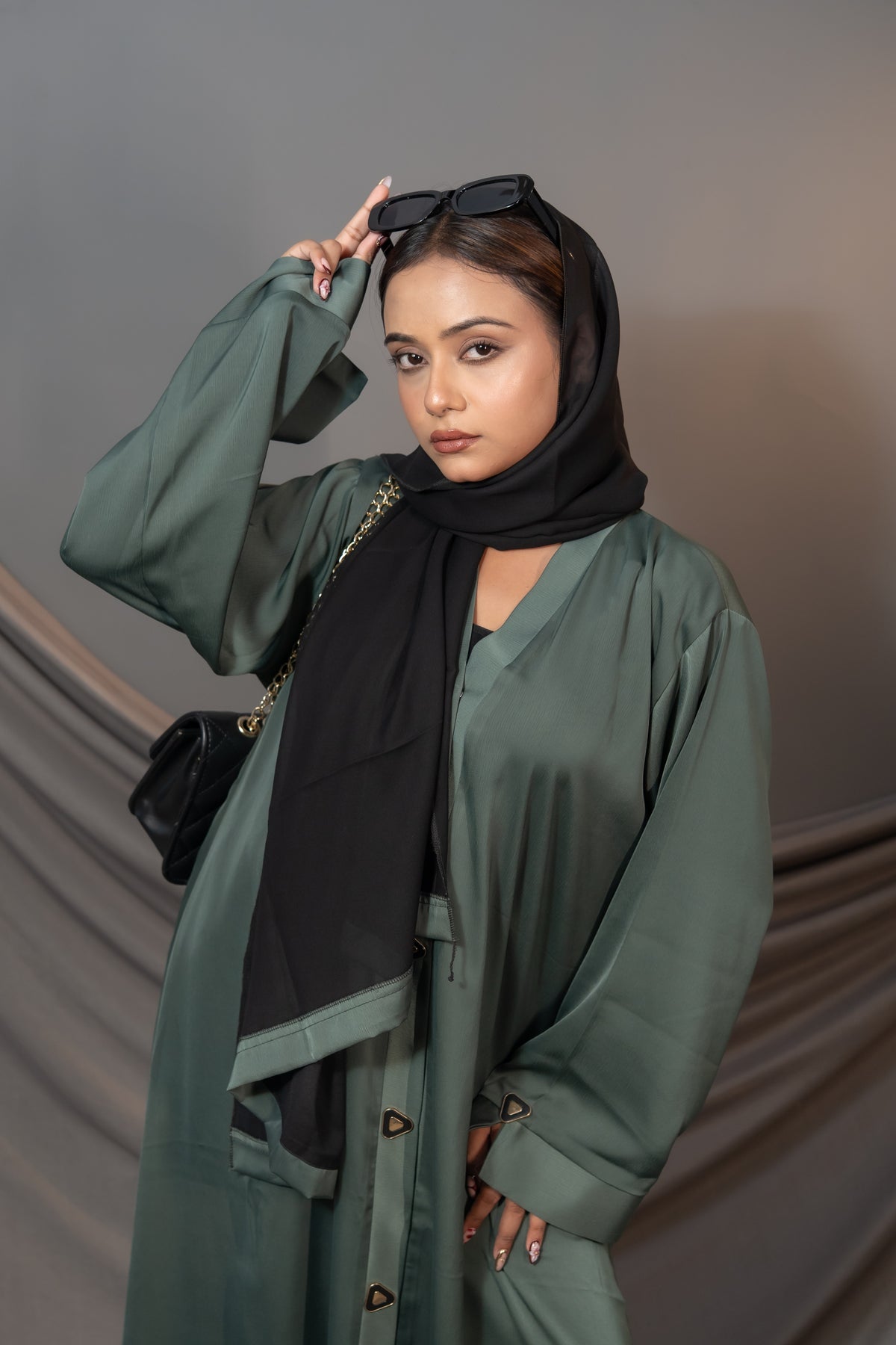 Verde Élan Abaya – Contrast Panel & Statement Button Detail