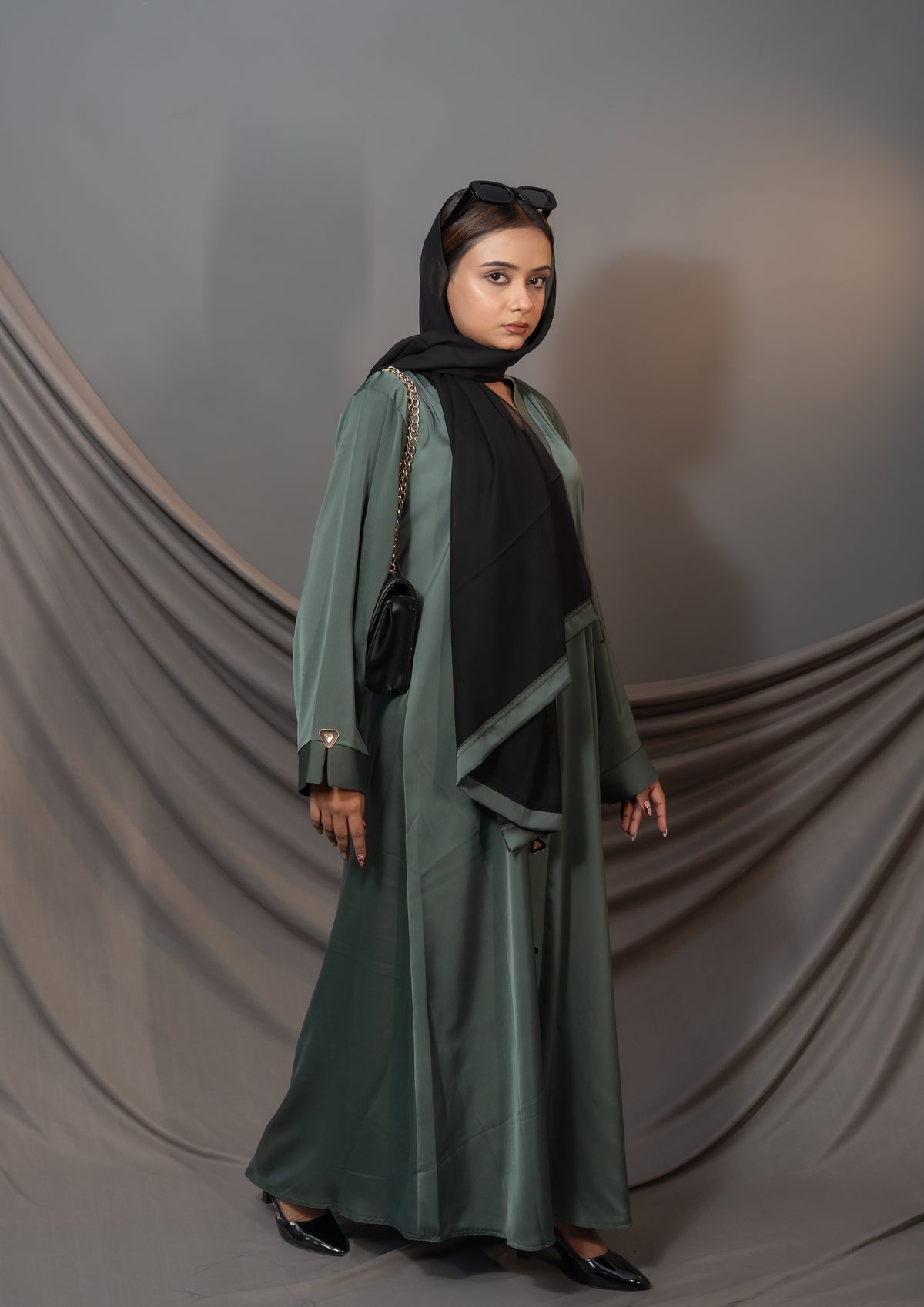 Verde Élan Abaya – Contrast Panel & Statement Button Detail