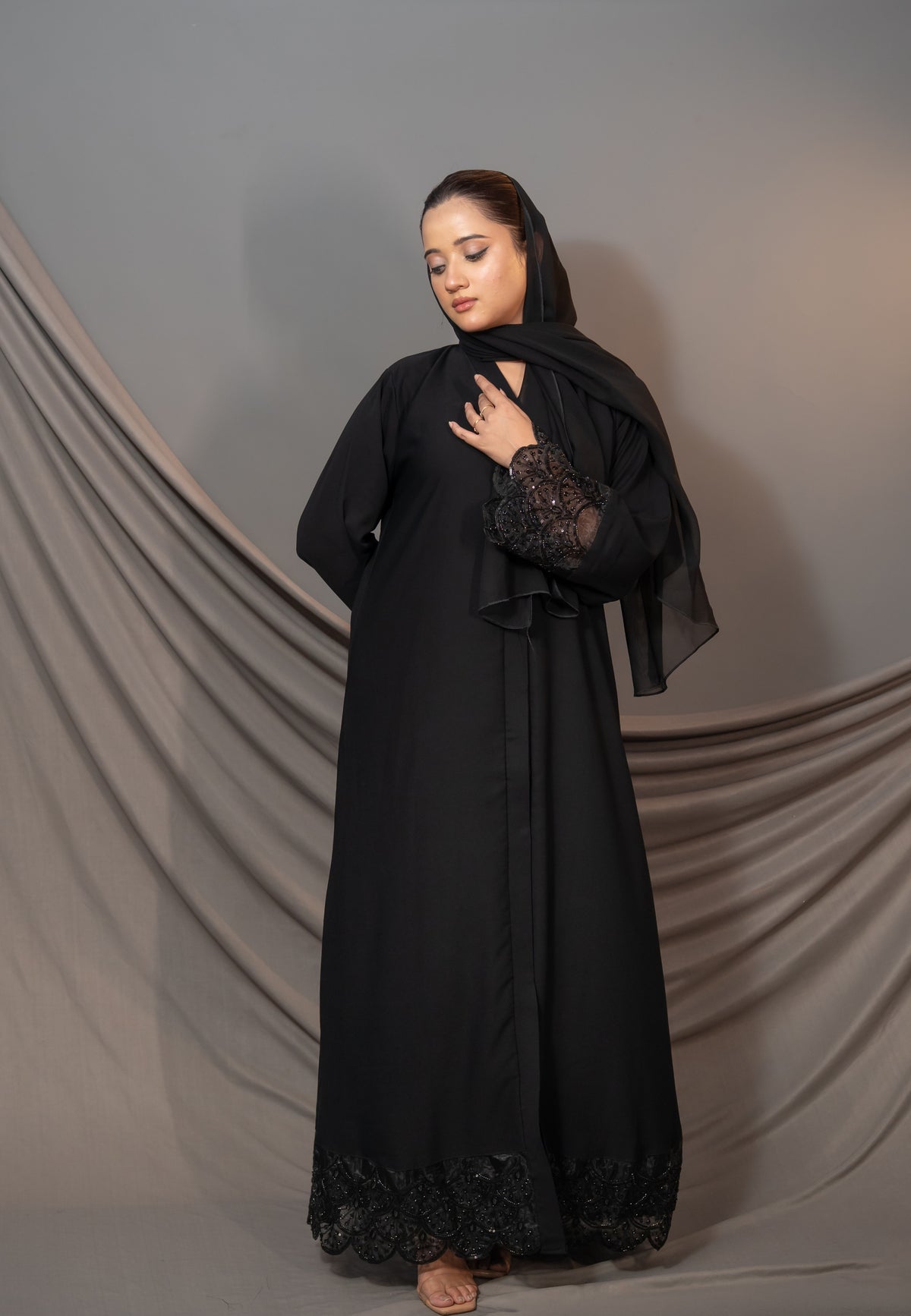 Amara Noir Abaya – Lace Embellished Cuff & Hem Detail