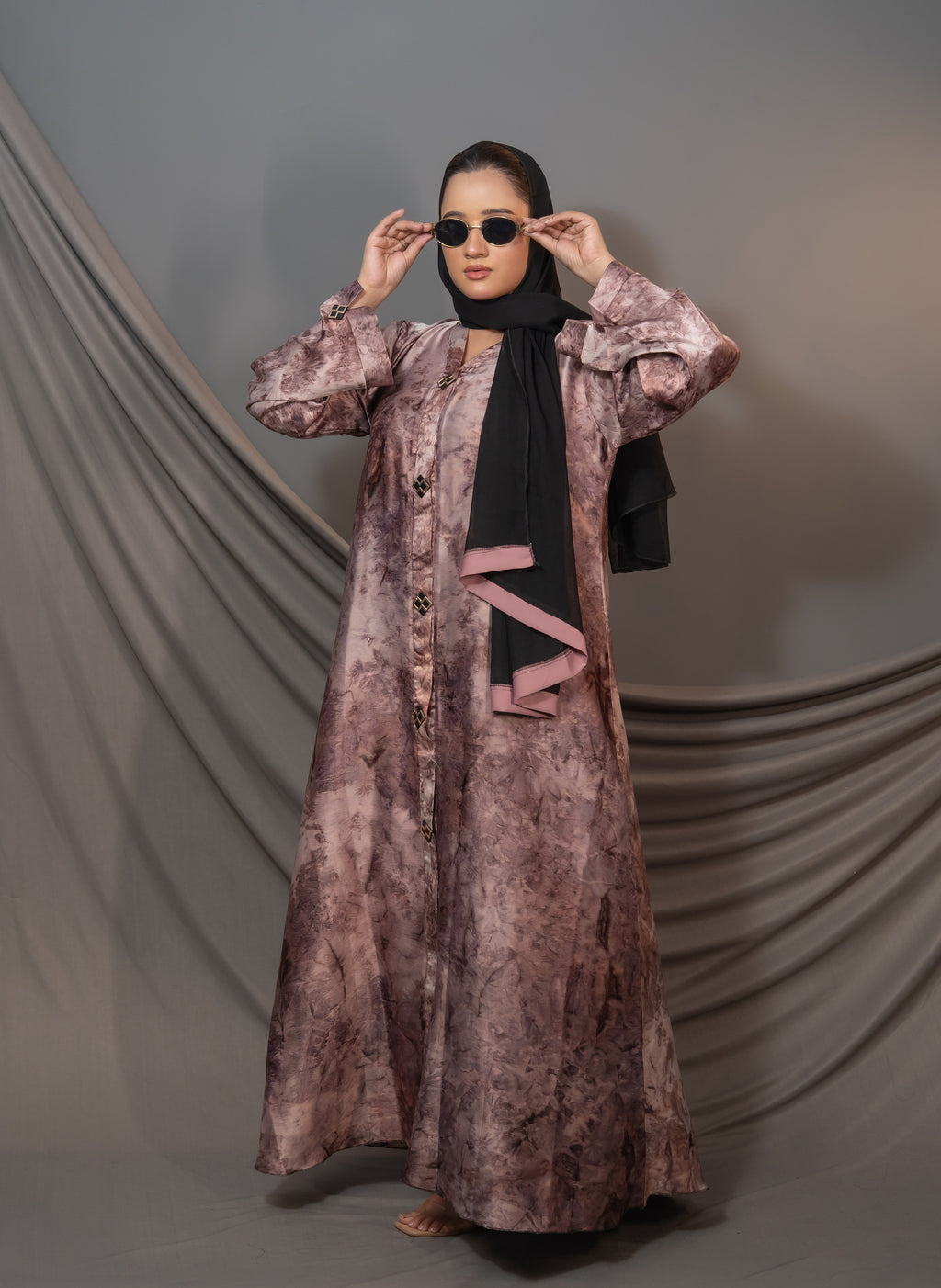 Amara Marble Abaya – Dusty Rose Tie-Dye Satin with Pink-Trim Shawl