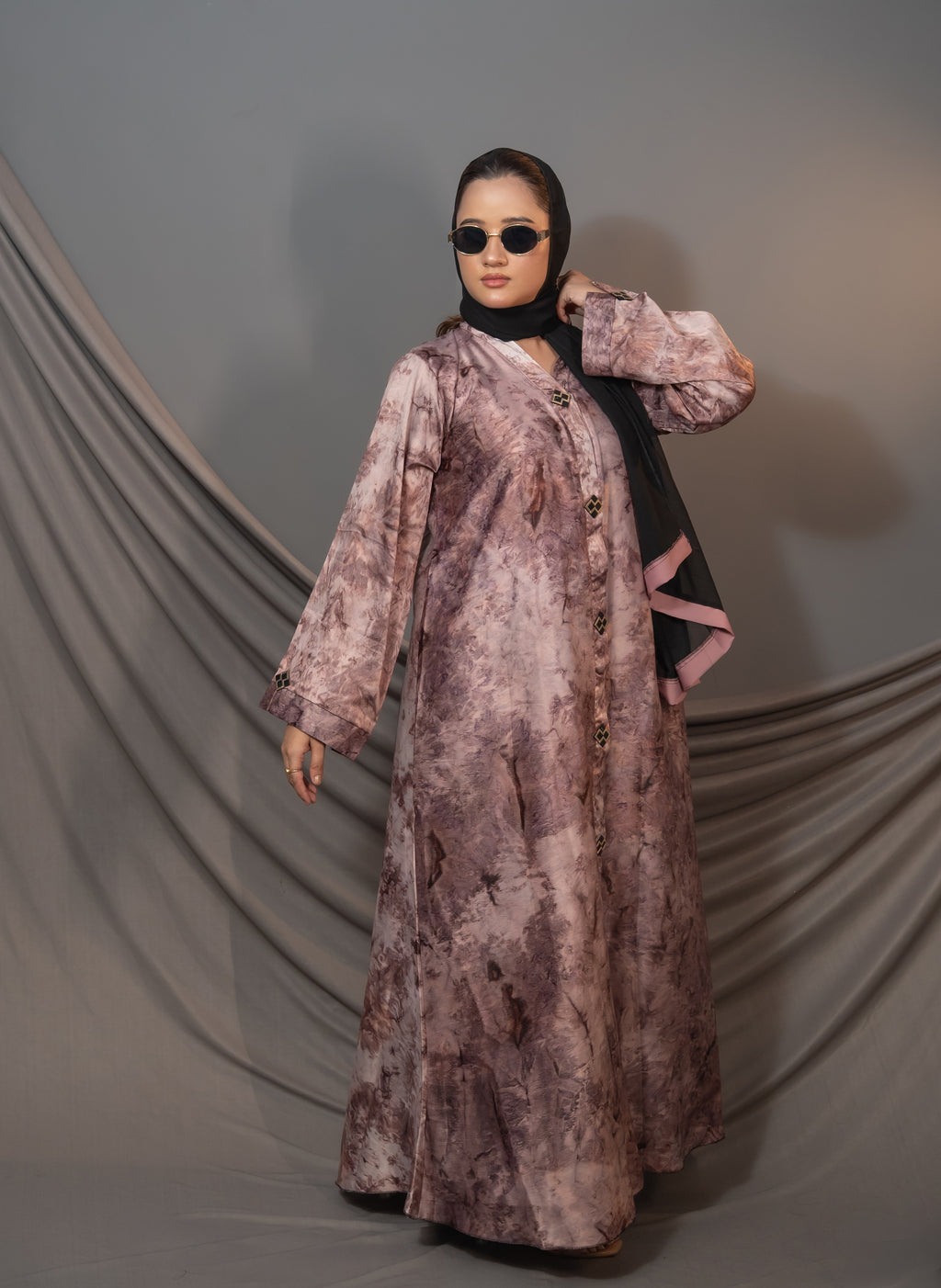 Amara Marble Abaya – Dusty Rose Tie-Dye Satin with Pink-Trim Shawl