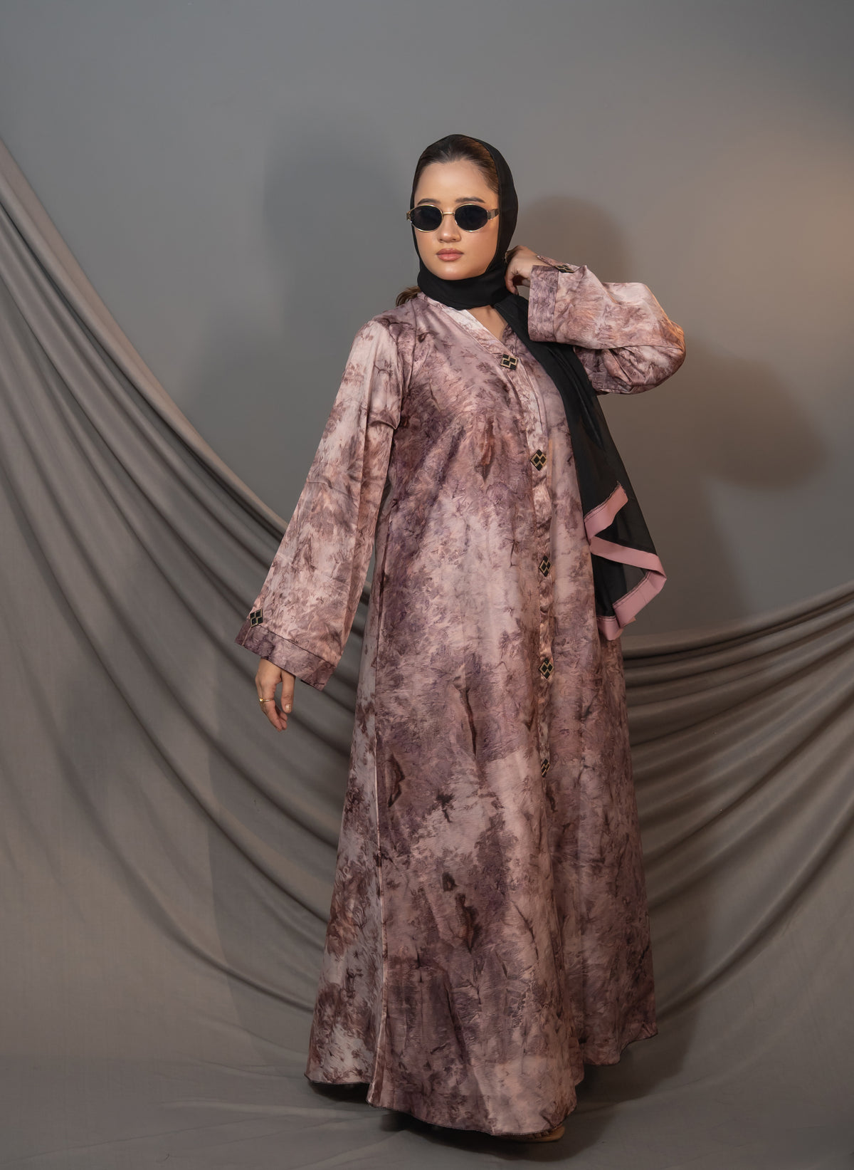 Amara Marble Abaya – Dusty Rose Tie-Dye Satin with Pink-Trim Shawl