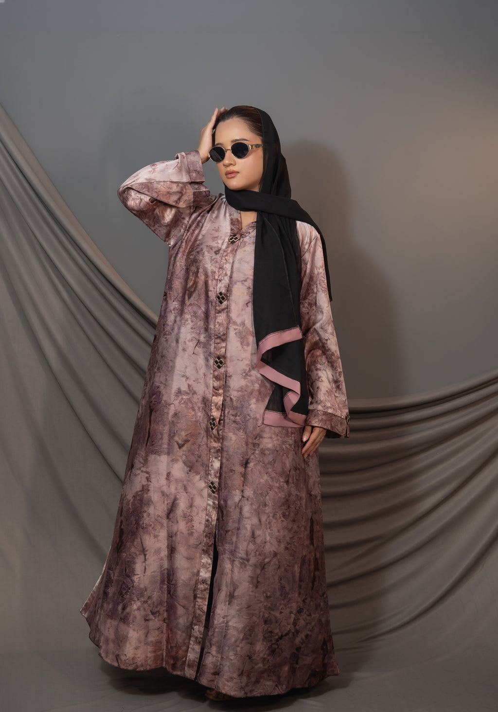 Amara Marble Abaya – Dusty Rose Tie-Dye Satin with Pink-Trim Shawl