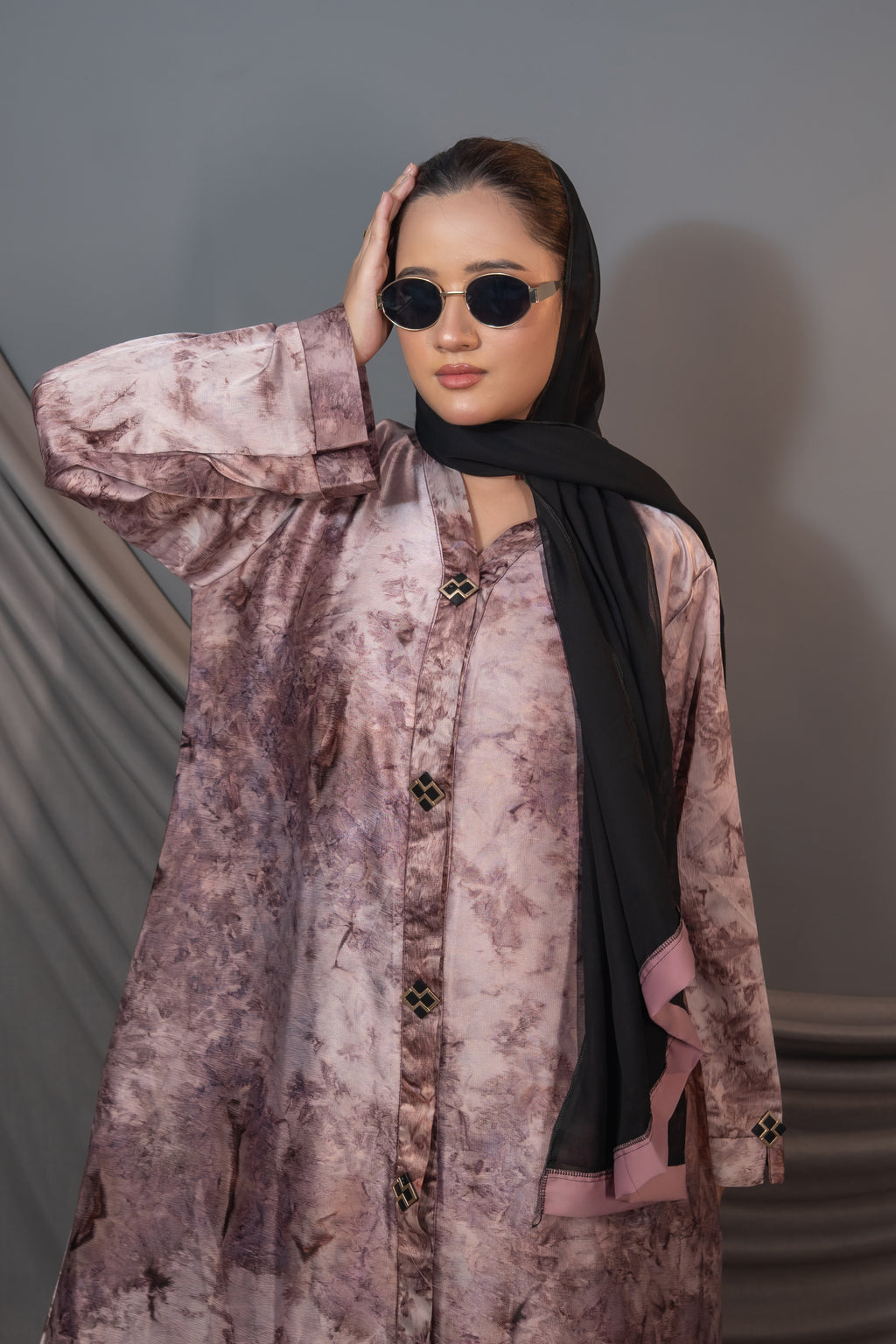 Amara Marble Abaya – Dusty Rose Tie-Dye Satin with Pink-Trim Shawl