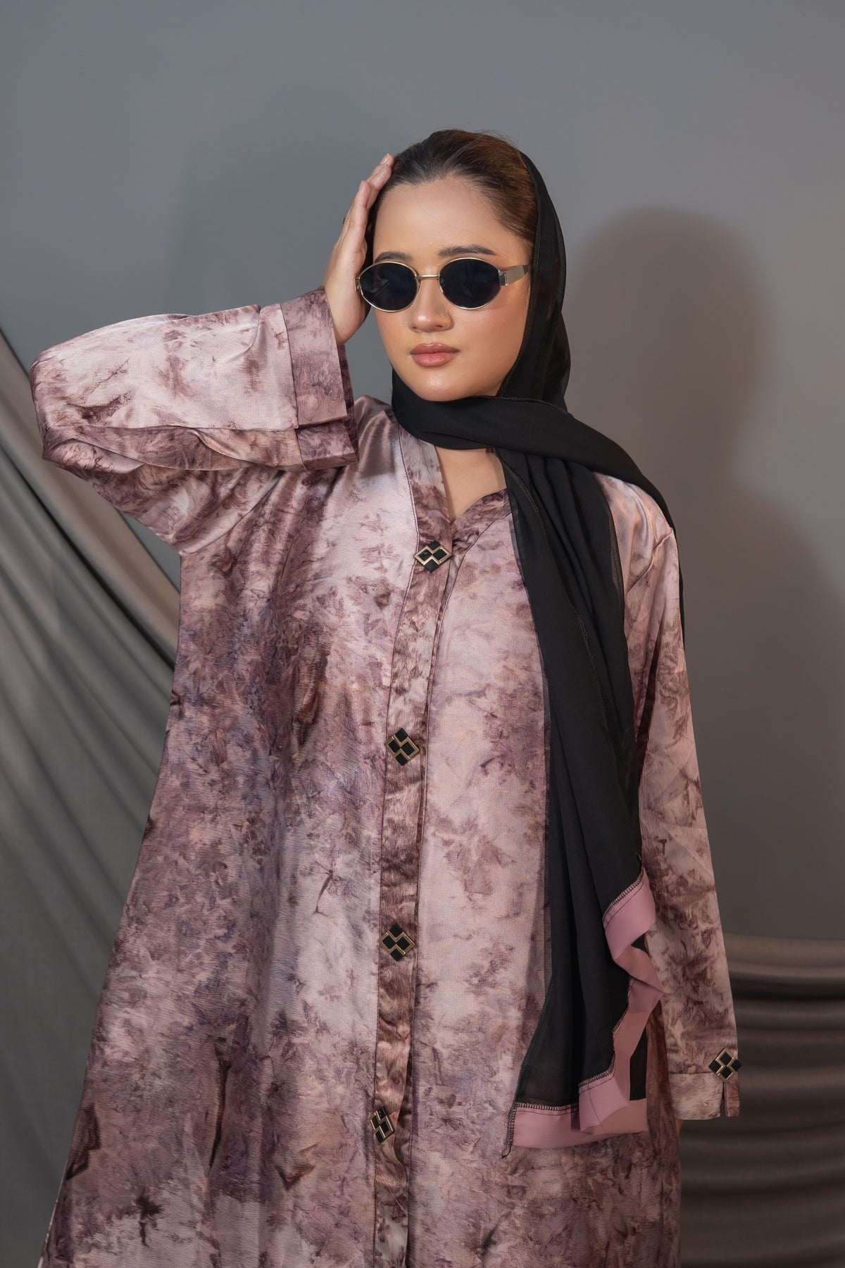 Amara Marble Abaya – Dusty Rose Tie-Dye Satin with Pink-Trim Shawl