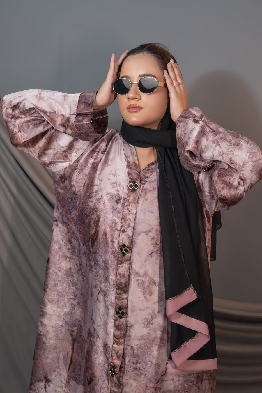Amara Marble Abaya – Dusty Rose Tie-Dye Satin with Pink-Trim Shawl