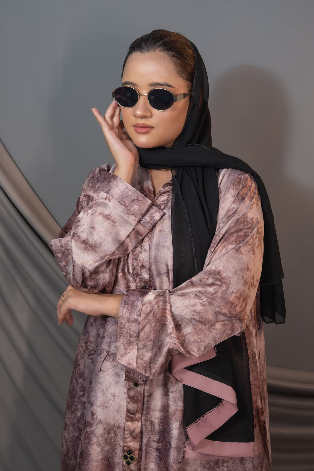 Amara Marble Abaya – Dusty Rose Tie-Dye Satin with Pink-Trim Shawl