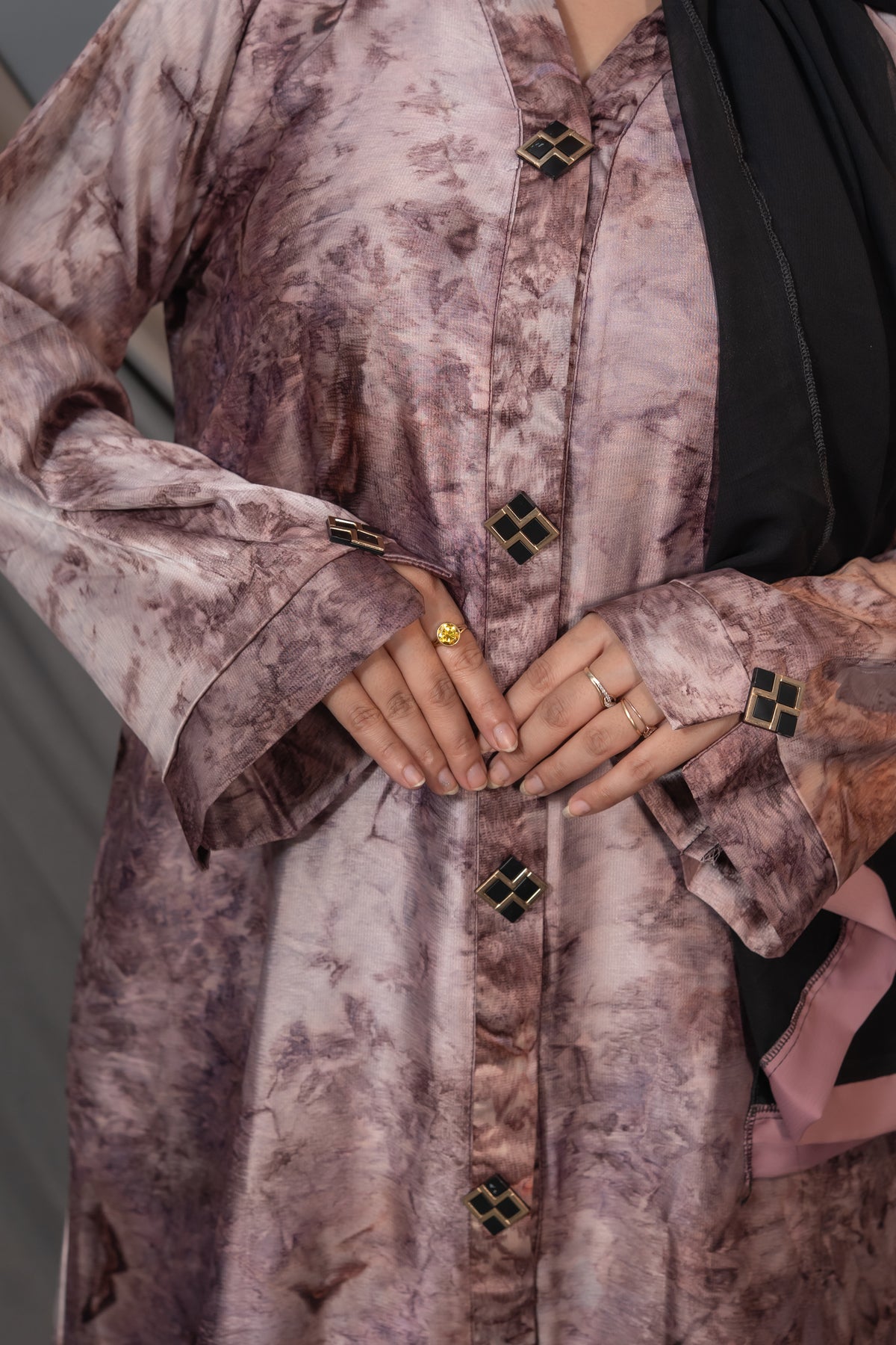 Amara Marble Abaya – Dusty Rose Tie-Dye Satin with Pink-Trim Shawl