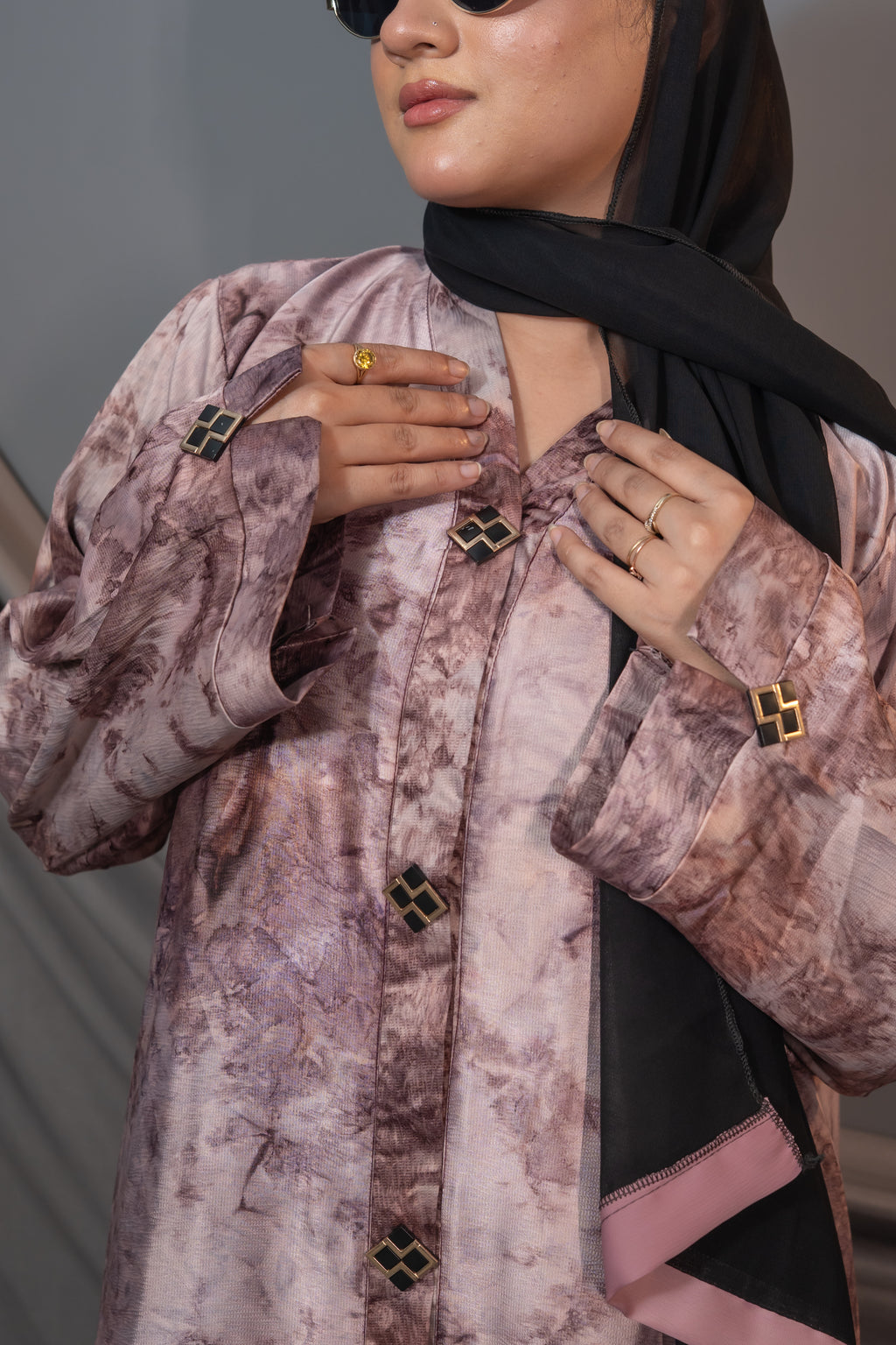 Amara Marble Abaya – Dusty Rose Tie-Dye Satin with Pink-Trim Shawl