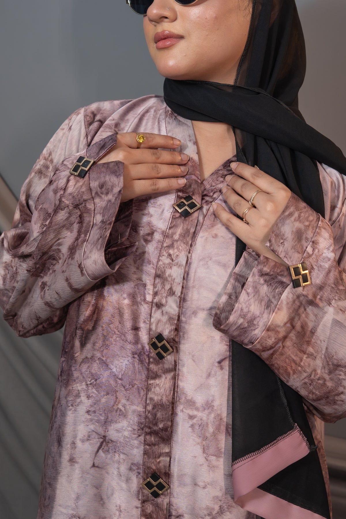 Amara Marble Abaya – Dusty Rose Tie-Dye Satin with Pink-Trim Shawl