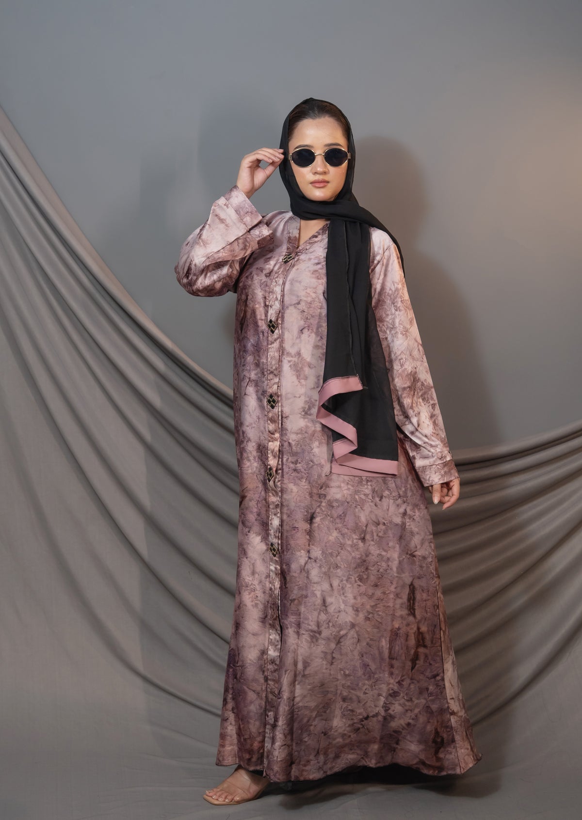 Amara Marble Abaya – Dusty Rose Tie-Dye Satin with Pink-Trim Shawl