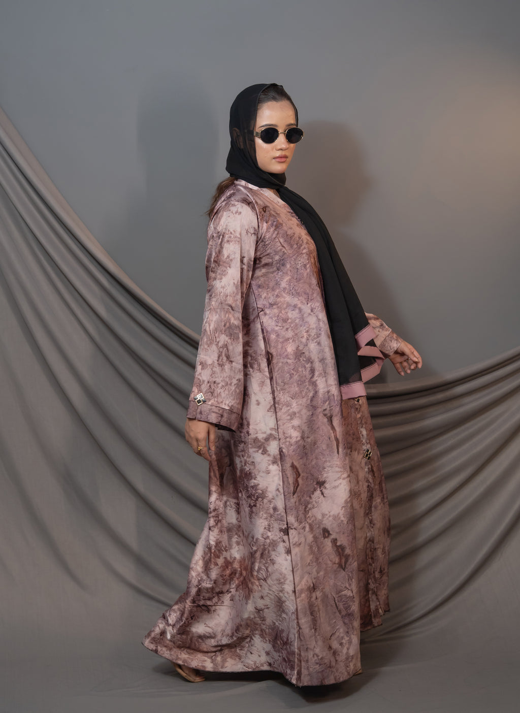 Amara Marble Abaya – Dusty Rose Tie-Dye Satin with Pink-Trim Shawl